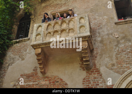 Quatre jeunes les Juliets regarder dehors de son balcon dans la Casa di Giulietta, Vérone. Banque D'Images