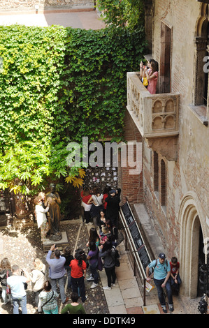 Cour de la Casa di Giulietta, Vérone, avec deux futurs Juliets sur le balcon. Banque D'Images