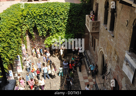 Cour de la Casa di Giulietta, Vérone, avec deux futurs Juliets sur le balcon. Banque D'Images