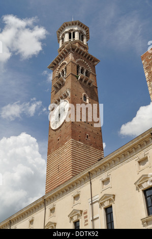 Lamberti tour de l'horloge à la Piazza delle Erbe, Vérone. Banque D'Images