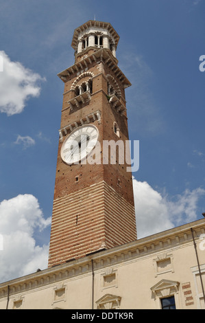 Lamberti tour de l'horloge à la Piazza delle Erbe, Vérone. Banque D'Images