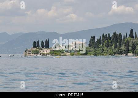 Le Punta San Vigilio, avec son église du xiiie siècle, l'hôtel Locanda San Vigilio et Villa Brenzone, sur les rives du lac de Garde, Italie. Banque D'Images