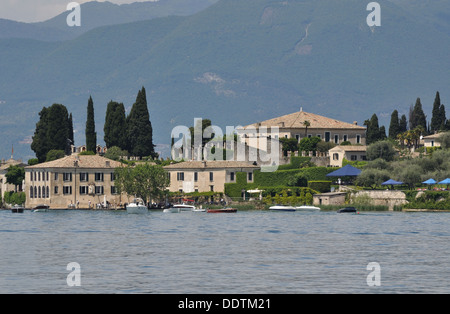 Le Punta San Vigilio, avec son église du xiiie siècle, l'hôtel Locanda San Vigilio et Villa Brenzone, sur les rives du lac de Garde, Italie. Banque D'Images