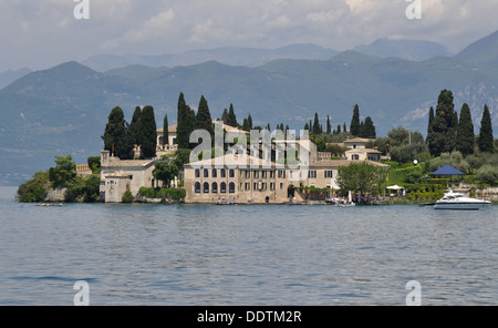 Le Punta San Vigilio, avec son église du xiiie siècle, l'hôtel Locanda San Vigilio et Villa Brenzone, sur les rives du lac de Garde, Italie. Banque D'Images