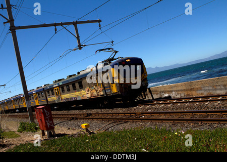 Train Metrorail à Kalk Bay, Afrique du Sud. Banque D'Images