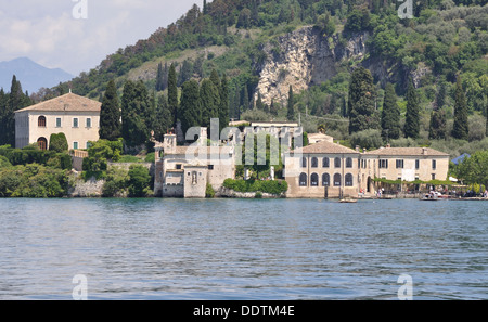 Le Punta San Vigilio, avec son église du xiiie siècle, l'hôtel Locanda San Vigilio et Villa Brenzone, sur les rives du lac de Garde, Italie. Banque D'Images