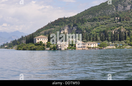 Le Punta San Vigilio, avec son église du xiiie siècle, l'hôtel Locanda San Vigilio et Villa Brenzone, sur les rives du lac de Garde, Italie. Banque D'Images