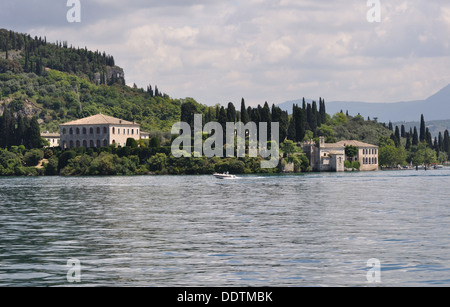 Le Punta San Vigilio, avec son église du xiiie siècle, l'hôtel Locanda San Vigilio et Villa Brenzone, sur les rives du lac de Garde, Italie. Banque D'Images