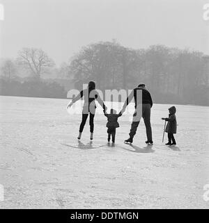 Patinage au parc Richmond, Londres, 1962-1964. Artiste : John Gay Banque D'Images