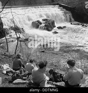 Weir sur la rivière Wye, Dale Monsal, Derbyshire, 1959. Artiste : John Gay Banque D'Images