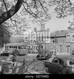 Le Old Bull and Bush public house, North End Way, Hampstead, Londres, 1962-1964. Artiste : John Gay Banque D'Images