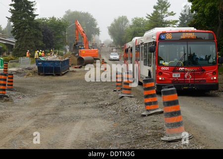 Les autobus d'Ottawa sur la promenade Meadowlands ruiné en construction de conduites d'égouts et canalisations dans Ottawa Canada Banque D'Images