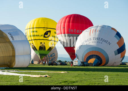 Piestany (Slovaquie). 6 septembre 2013. Un groupe de montgolfières colorées en préparation pour le vol à la 1re Balloon megafiesta sur Septembre 6th, 2013 à Piestany, Slovaquie Crédit : Lubos Paukeje/Alamy Live News Banque D'Images