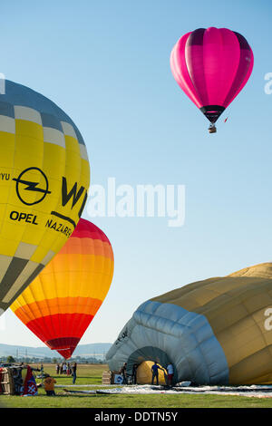 Piestany (Slovaquie). 6 septembre 2013. Premier ballon dirigeable monte à la 1ère Balloon megafiesta sur Septembre 6th, 2013 à Piestany, Slovaquie Crédit : Lubos Paukeje/Alamy Live News Banque D'Images