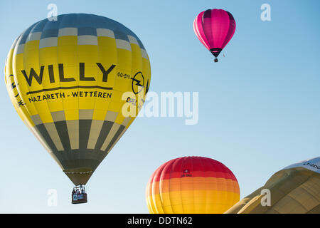 Piestany (Slovaquie). 6 septembre 2013. Un groupe de ballons colorés s'envolent à la 1re Balloon megafiesta sur Septembre 6th, 2013 à Piestany, Slovaquie Crédit : Lubos Paukeje/Alamy Live News Banque D'Images