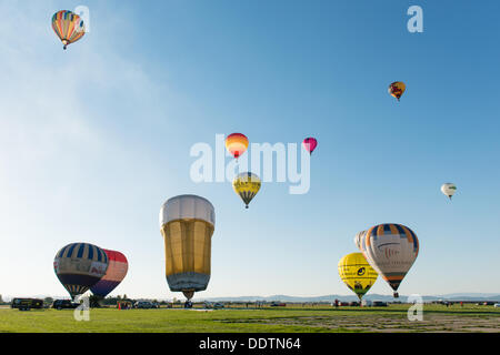 Piestany (Slovaquie). 6 septembre 2013. Un groupe de ballons colorés s'envolent à la 1re Balloon megafiesta sur Septembre 6th, 2013 à Piestany, Slovaquie Crédit : Lubos Paukeje/Alamy Live News Banque D'Images