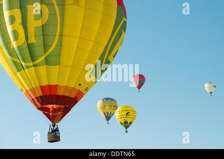 Piestany (Slovaquie). 6 septembre 2013. Un groupe de ballons colorés montent à la 1re Balloon megafiesta sur Septembre 6th, 2013 à Piestany, Slovaquie Crédit : Lubos Paukeje/Alamy Live News Banque D'Images