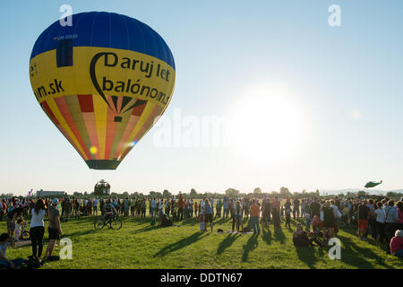 Piestany (Slovaquie). 6 septembre 2013. La foule regarder décoller de ballon coloré au cours de la 1ère Montgolfière sur megafiesta Septembre 6th, 2013 à Piestany, Slovaquie Crédit : Lubos Paukeje/Alamy Live News Banque D'Images