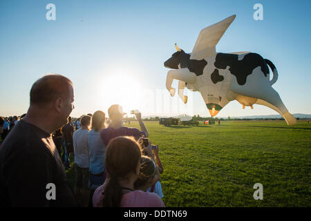 Piestany (Slovaquie). 6 septembre 2013. Regardez les foules comme équipage suisse blast la flamme en forme de vache au cours de ballon ballon 1er sur megafiesta Septembre 6th, 2013 à Piestany, Slovaquie Crédit : Lubos Paukeje/Alamy Live News Banque D'Images