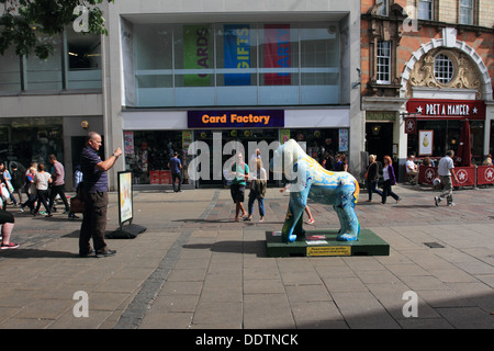 Le GoGoGorillas piscine route de l'art, les 54 et 67 de taille bébé gorilles sont exposés à différents endroits autour de Norwich Banque D'Images