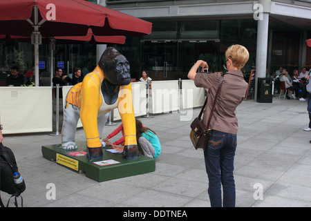 Le GoGoGorillas piscine route de l'art, les 54 et 67 de taille bébé gorilles sont exposés à différents endroits autour de Norwich Banque D'Images