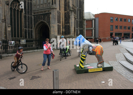 Le GoGoGorillas piscine route de l'art, les 54 et 67 de taille bébé gorilles sont exposés à différents endroits autour de Norwich Banque D'Images