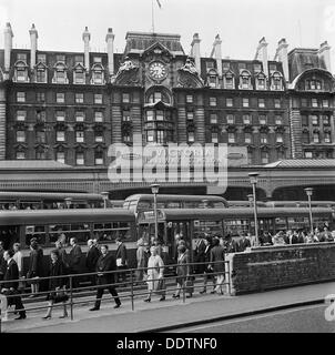 La gare de Victoria, Londres, 1960-1972. Artiste : John Gay Banque D'Images