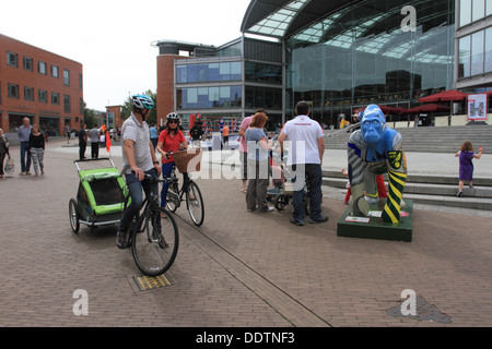 Le GoGoGorillas piscine route de l'art, les 54 et 67 de taille bébé gorilles sont exposés à différents endroits autour de Norwich Banque D'Images