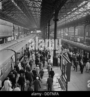 Plates-formes bondé à la gare de Victoria, Londres, 1960-1972. Artiste : John Gay Banque D'Images