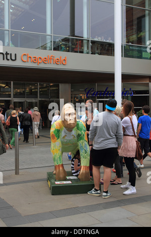 Le GoGoGorillas piscine route de l'art, les 54 et 67 de taille bébé gorilles sont exposés à différents endroits autour de Norwich Banque D'Images