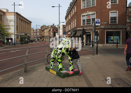 Le GoGoGorillas piscine route de l'art, les 54 et 67 de taille bébé gorilles sont exposés à différents endroits autour de Norwich Banque D'Images