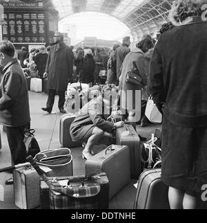 Les passagers à la gare de Victoria, Londres, 1960-1972. Artiste : John Gay Banque D'Images