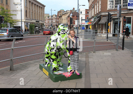 Le GoGoGorillas piscine route de l'art, les 54 et 67 de taille bébé gorilles sont exposés à différents endroits autour de Norwich Banque D'Images