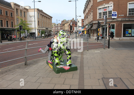 Le GoGoGorillas piscine route de l'art, les 54 et 67 de taille bébé gorilles sont exposés à différents endroits autour de Norwich Banque D'Images