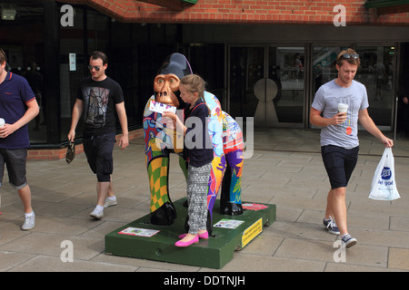 Le GoGoGorillas piscine route de l'art, les 54 et 67 de taille bébé gorilles sont exposés à différents endroits autour de Norwich Banque D'Images