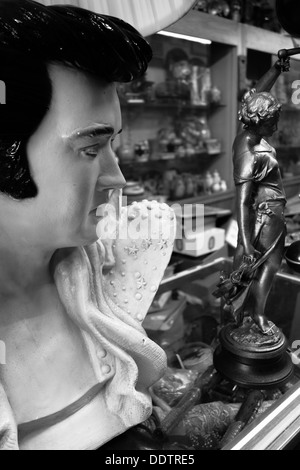 Elvis Presley une lampe dans un magasin d'antiquités de Pittsburgh en noir et blanc Banque D'Images