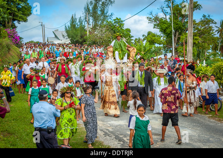 - Makirau Haurua AITUTAKI en costume traditionnel pouvant être portés sur un trône au cours de son investiture - Îles Cook, Pacifique Sud Banque D'Images