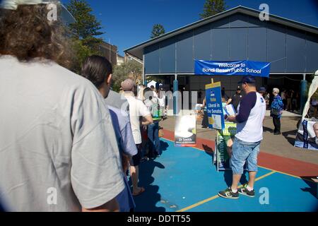 Bondi Beach, New South Wales, Australie. 7 septembre 2013. Mise en file d'électeurs de voter à l'élection fédérale de l'Australie. Photo prise dans l'enceinte de l'école publique de Bondi Beach, Bondi Beach, NSW, Australie. Crédit : John Simmons/Alamy Live News Banque D'Images