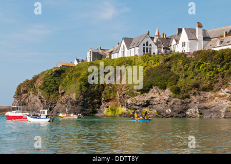 La Grande-Bretagne, l'Angleterre, Cornouailles du Nord, port Isaac, port, bateaux de pêche, les pêcheurs Banque D'Images