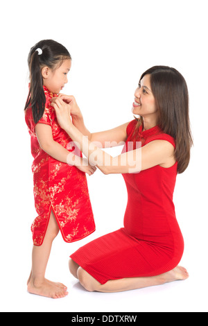 La famille chinoise asiatique préparation pour le festival du Nouvel An Chinois, Traditionnel avec Cheongsam isolé sur fond blanc. Banque D'Images