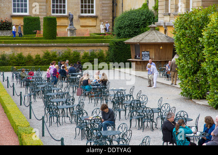 Coin salon extérieur à l'eau Terrasse Café à Blenheim Palace à Woodstock, Oxfordshire, Angleterre. Banque D'Images