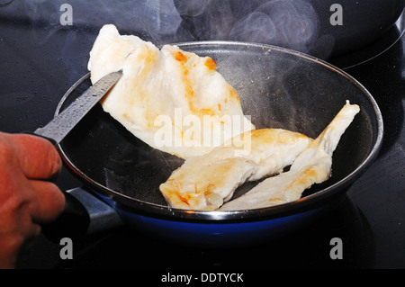 Filets de poulet à frire pan. Banque D'Images