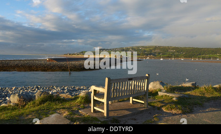 Banc vide donnant sur la baie de Cardigan au Pays de Galles, Royaume-Uni Banque D'Images