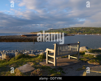 Banc vide donnant sur la baie de Cardigan au Pays de Galles, Royaume-Uni Banque D'Images