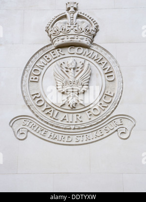 Le monument commémoratif du Bomber Command de la RAF, Green Park, Londres, Angleterre - inscription "frapper fort"-Grève Banque D'Images