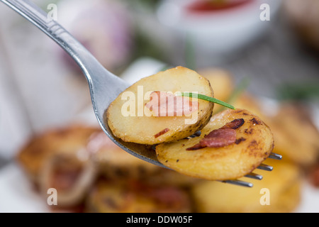 Pommes de terre rôties sur une fourchette (macro shot) Banque D'Images