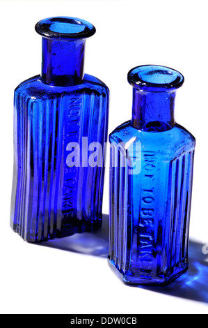 Des bouteilles de poison bleu Banque D'Images