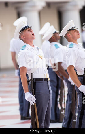 Les membres du Collège militaire de la Citadelle de corps des cadets cheer suivant le premier défilé robe vendredi le 6 septembre 2013 à Charleston, Caroline du Sud. La robe vendredi Parade est une tradition à la citadelle datant de 1843. Banque D'Images