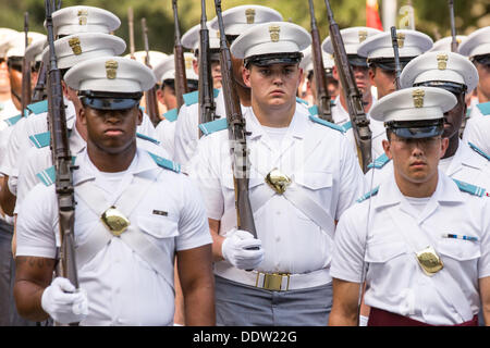Les membres du Collège militaire de la Citadelle de corps des cadets depuis mars l'examen lors de la première parade sur robe vendredi 6 septembre 2013 à Charleston, Caroline du Sud. La robe vendredi Parade est une tradition à la citadelle datant de 1843. Banque D'Images