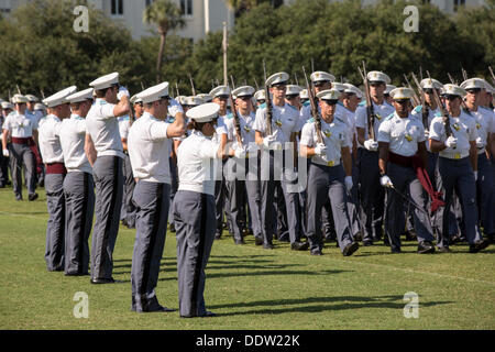 Les membres du Collège militaire de la Citadelle de corps des cadets depuis mars l'examen lors de la première parade sur robe vendredi 6 septembre 2013 à Charleston, Caroline du Sud. La robe vendredi Parade est une tradition à la citadelle datant de 1843. Banque D'Images